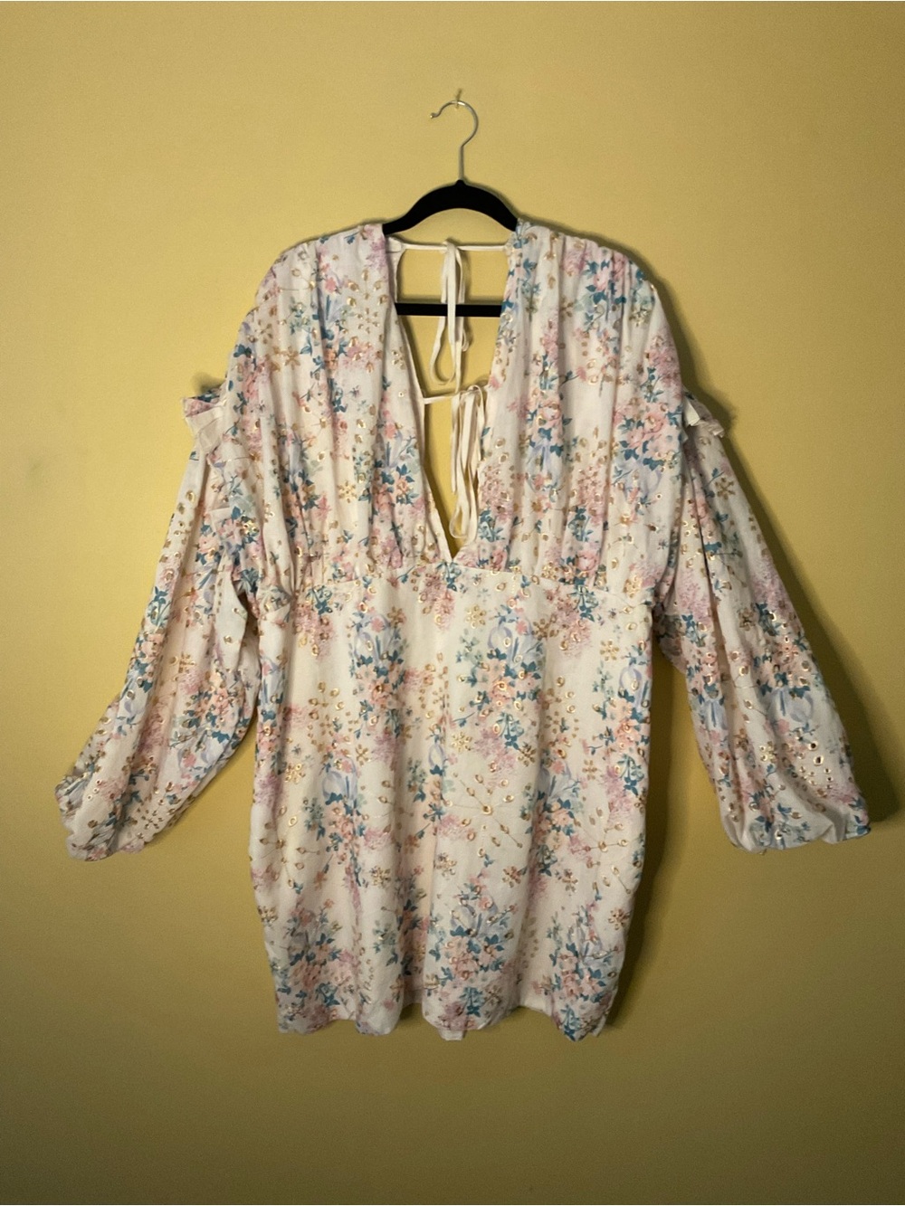 PrettyLittleThing Plus Cream Floral Tie-Back V-Neck Dress